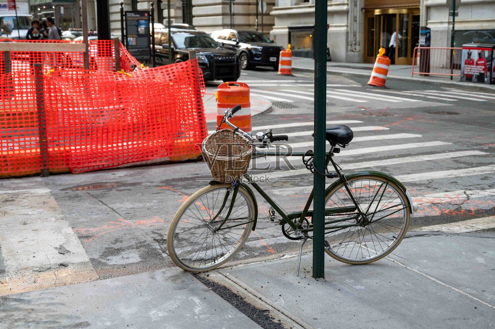 在纽约街头，带着柳条篮子的老式梭子枪照片摄影图片