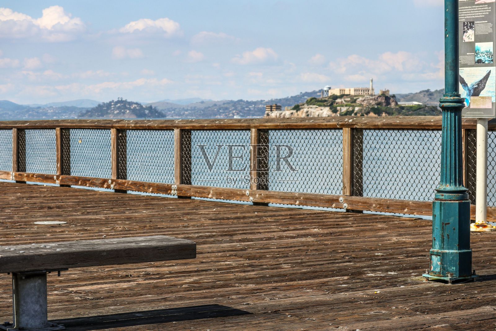 从加州旧金山的39号码头俯瞰恶魔岛照片摄影图片