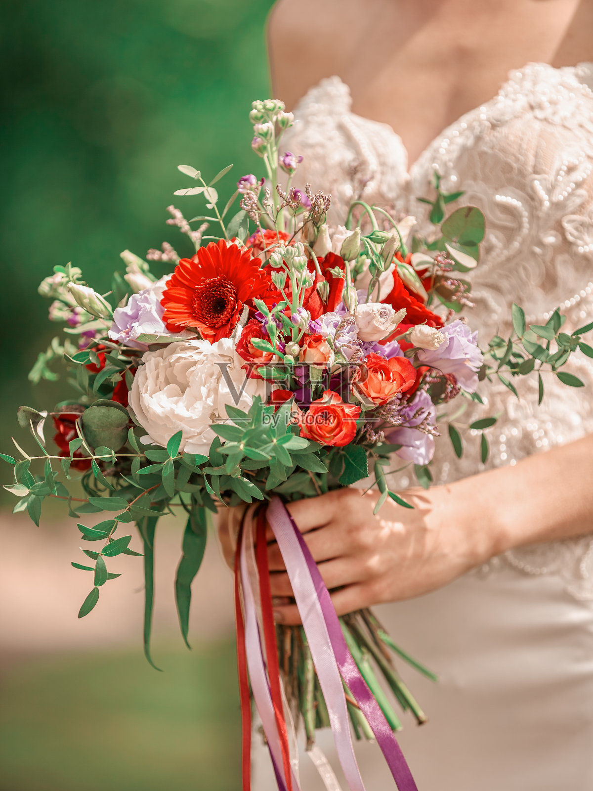 关闭了。新娘手中的婚礼花束。照片摄影图片