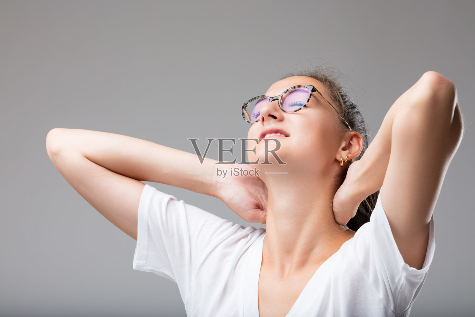 脖子痛的女人按摩她的脖子照片摄影图片