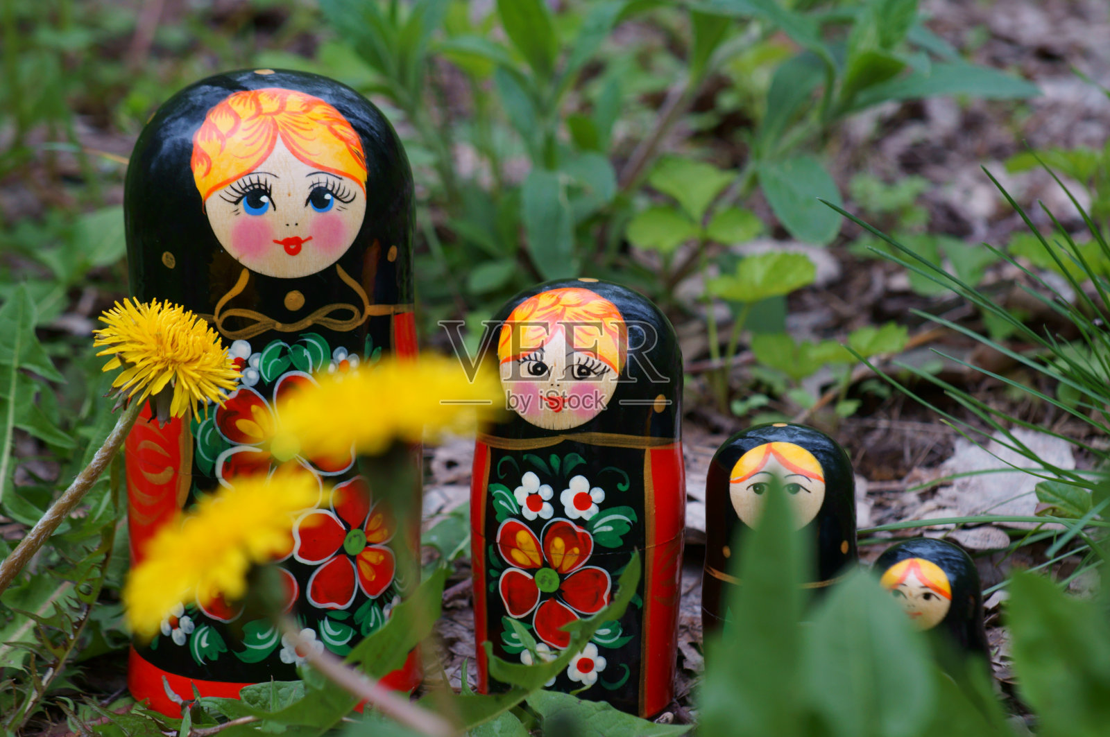 森林里的木娃娃。照片摄影图片