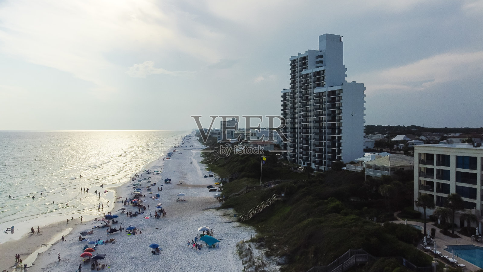空中海景高档社区，公寓，度假屋，多层住宅沿着圣罗莎白色沙滩海岸线沃尔顿县，美国佛罗里达州照片摄影图片