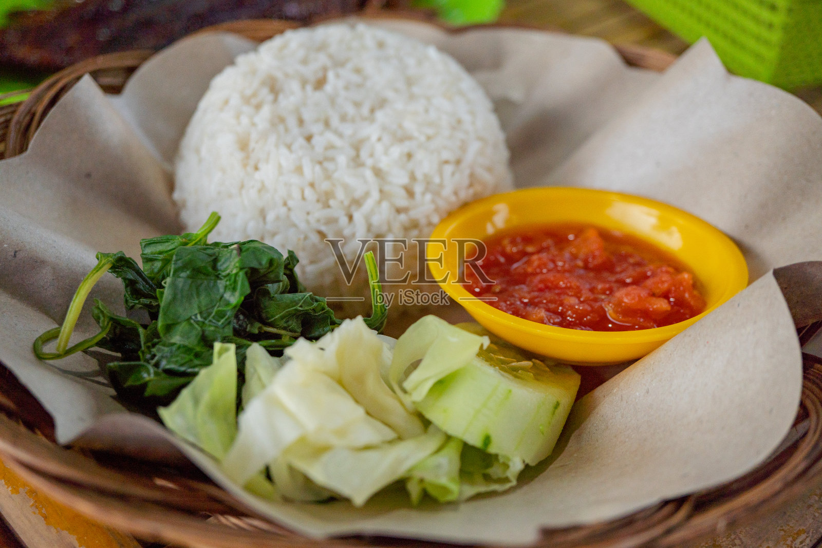 香脆鸡肉配辣酱、蔬菜和米饭。照片摄影图片
