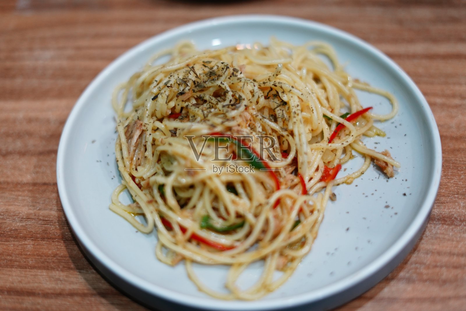 大蒜金枪鱼油意大利面照片摄影图片