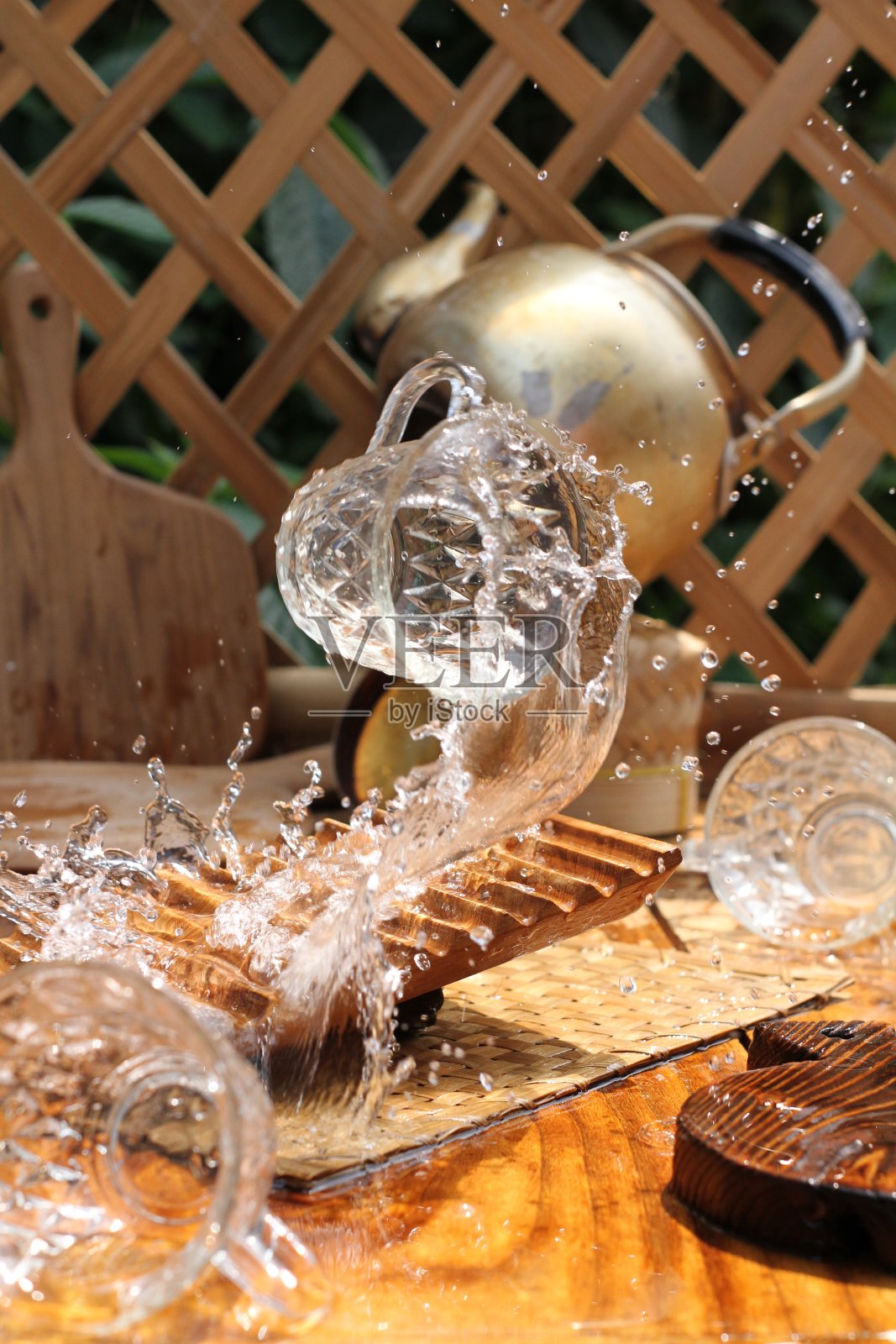 一杯茶的水花照片摄影图片