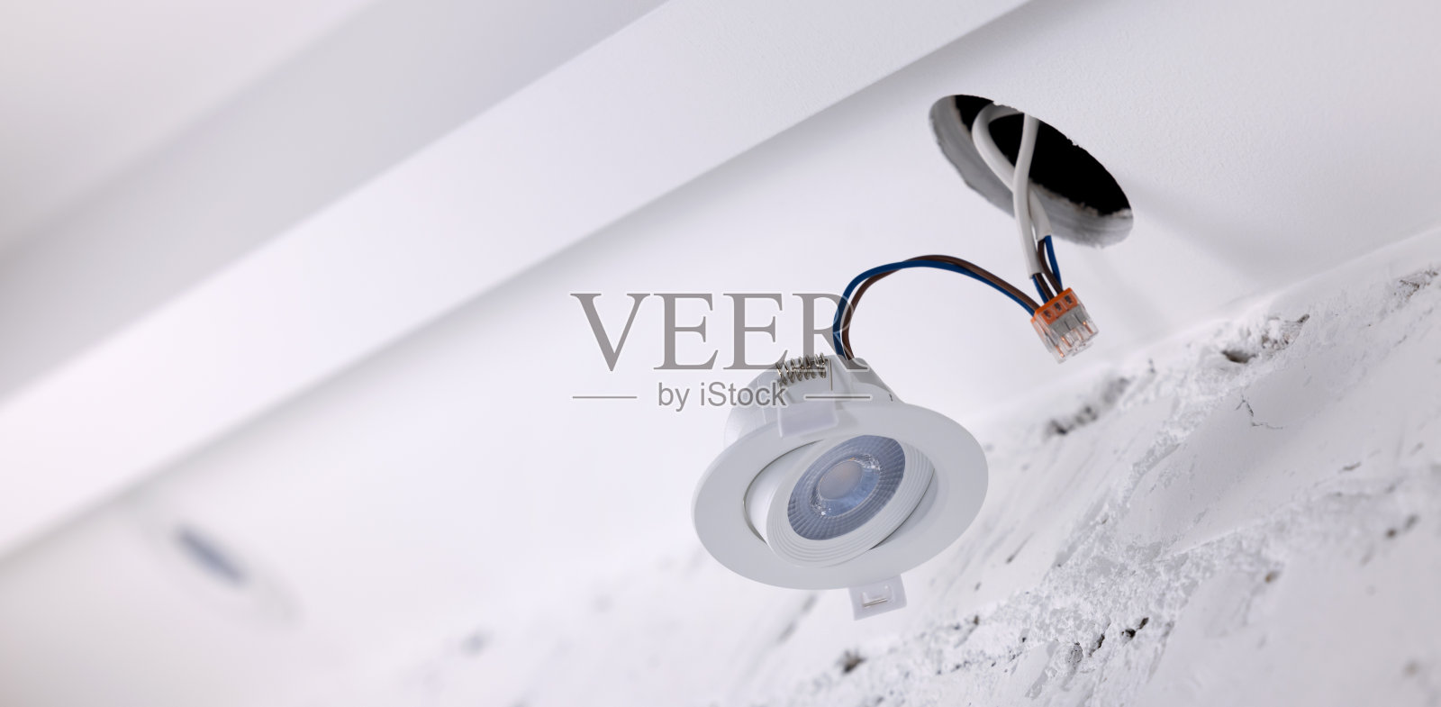 在干墙天花板上安装的嵌入式灯。Led室内照明。带有复制空间的横幅照片摄影图片