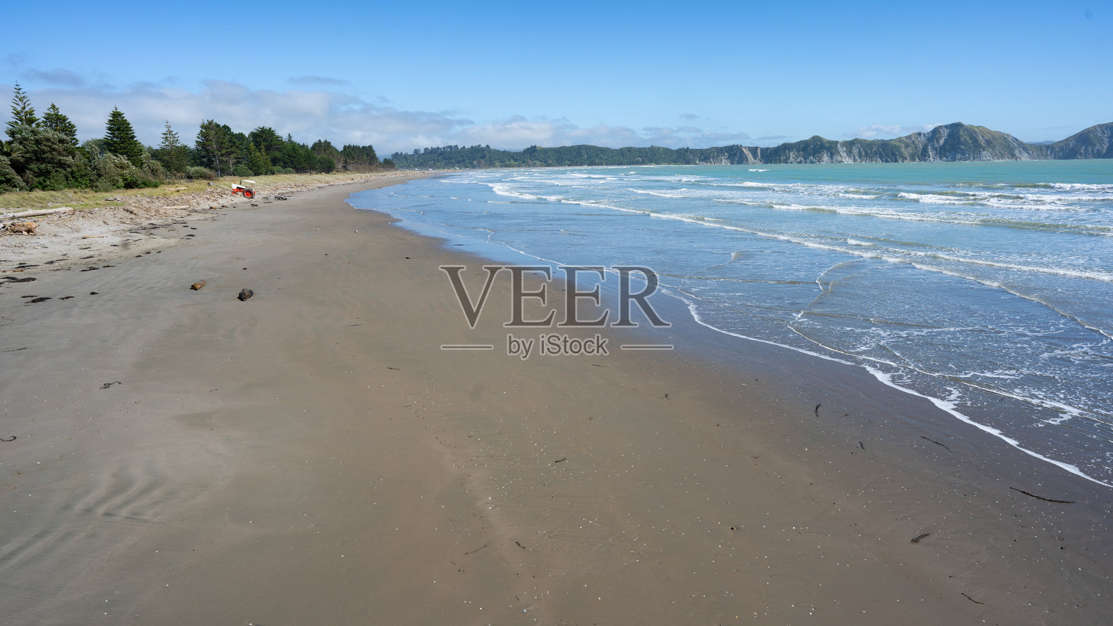 托拉加湾，新西兰东海岸的一个偏远小镇。拥有新西兰第二长的码头照片摄影图片