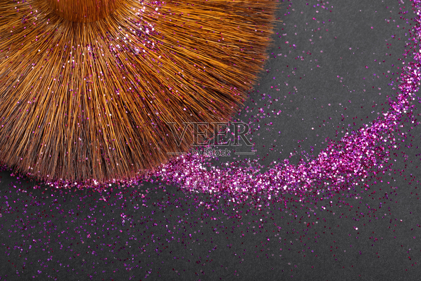 黑色背景上的眼睑彩妆的彩色闪光晶体。美丽时尚的理念。副本的空间。平的。照片摄影图片