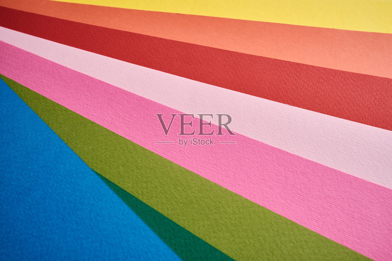 彩色纸的抽象纹理。色彩鲜艳的几何形状和线条。放文字的地方。多色抽象平面。回到学校的概念。复制空间，俯视图照片摄影图片