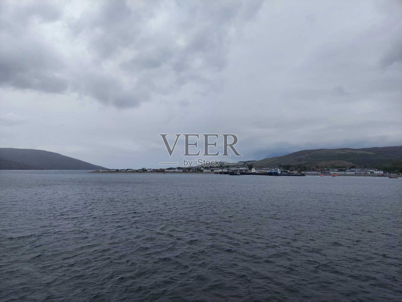 宁静的场景:宁静的景观与山，湖，和多云的天空从英国的看法照片摄影图片