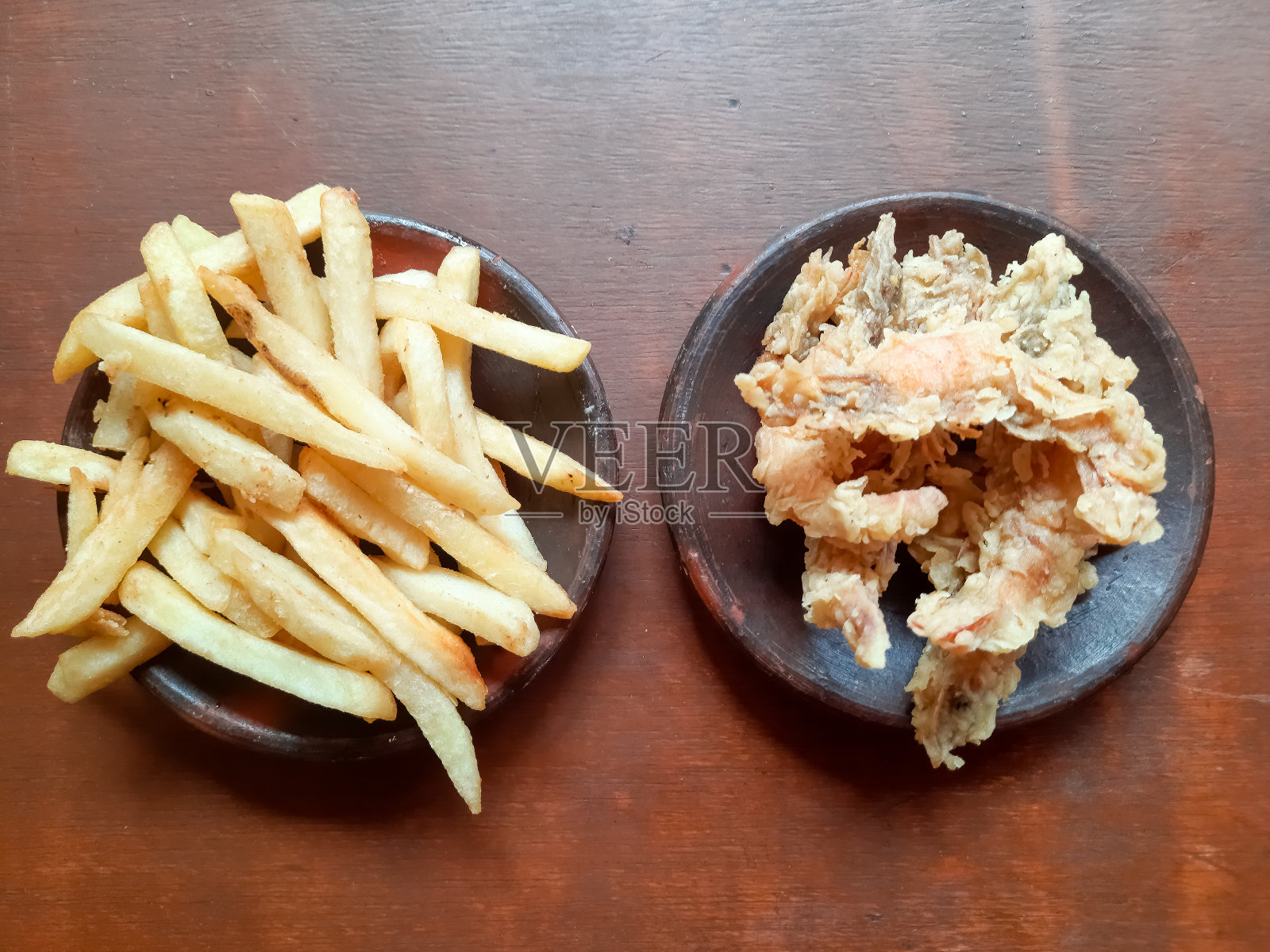 炸薯条。炸土豆和炸虾。对虾(Kentang Goreng Dan Udang Goreng)照片摄影图片