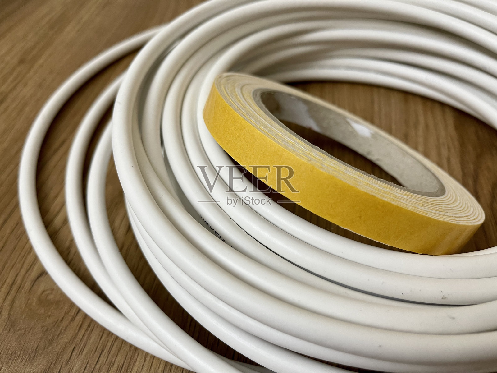 电线，白线配黄胶。照片摄影图片