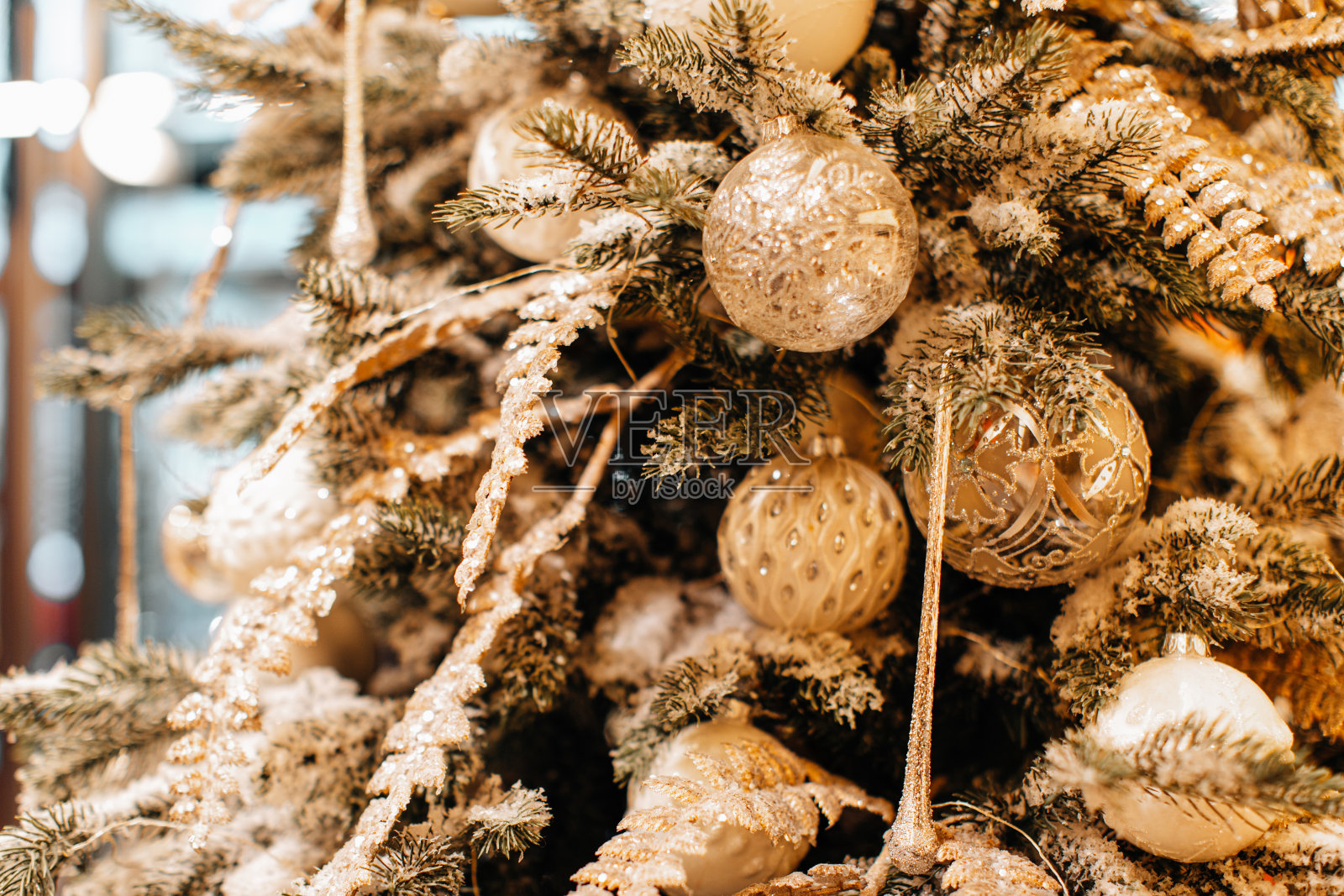 金色的魔法圣诞球和闪闪发光的花环挂在圣诞树上照片摄影图片