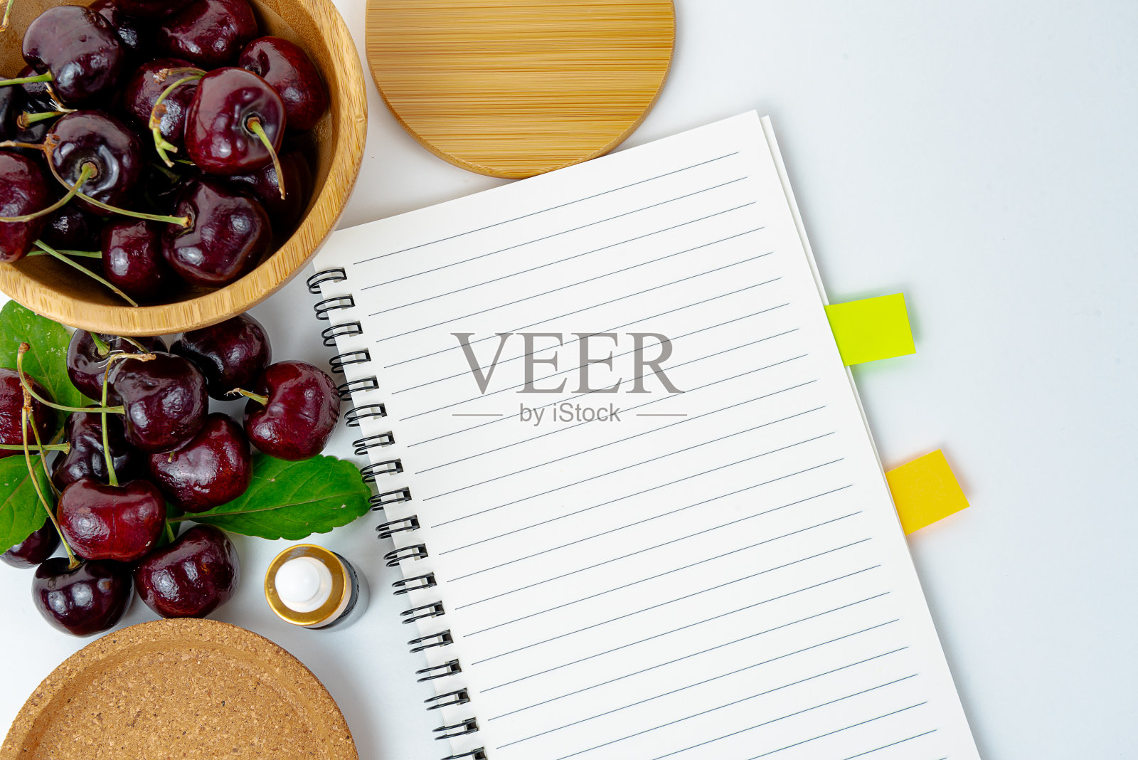 红色甜樱桃孤立在白色背景上照片摄影图片