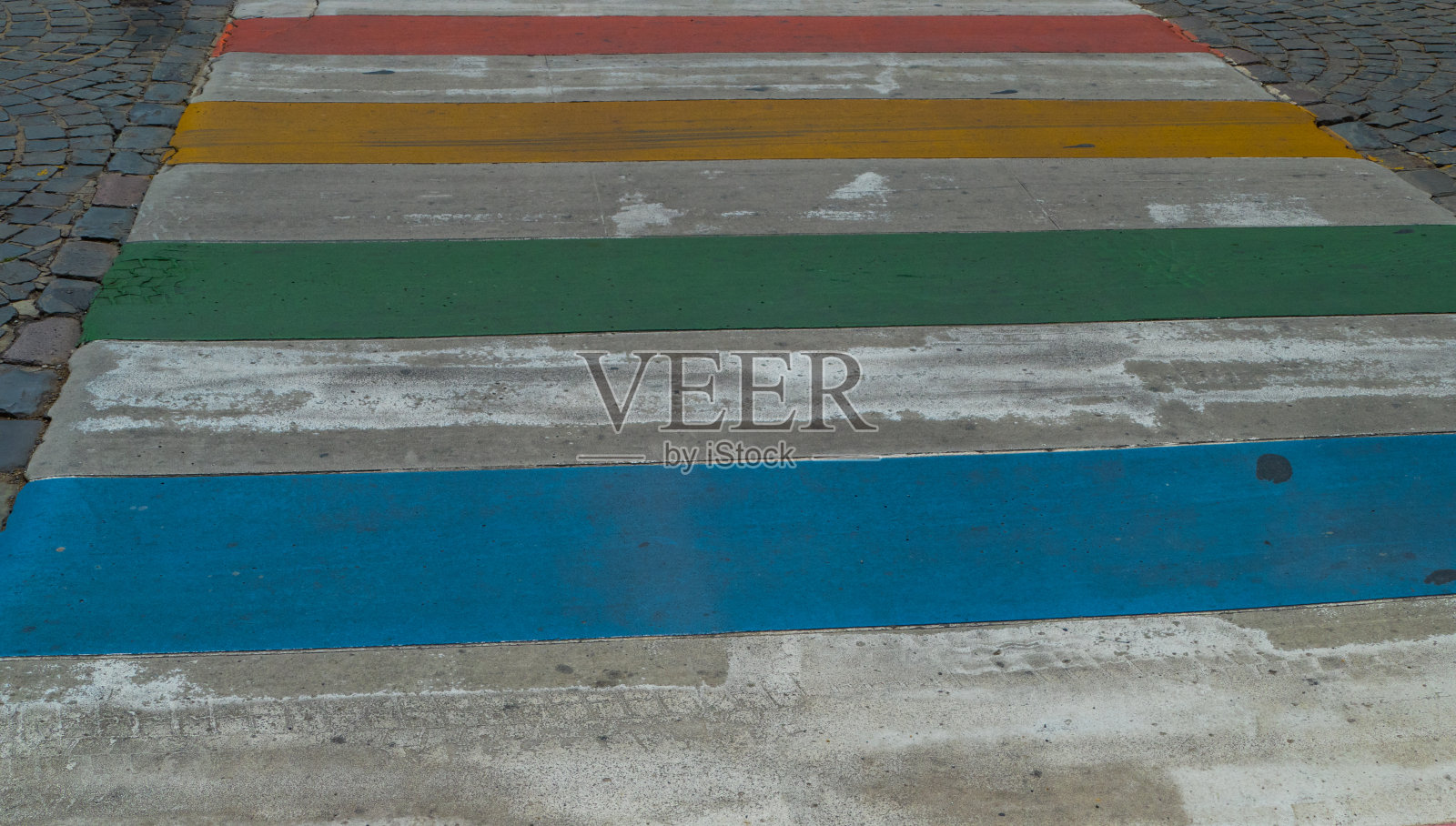 比利时li<e:1>区色彩缤纷的人行横道照片摄影图片