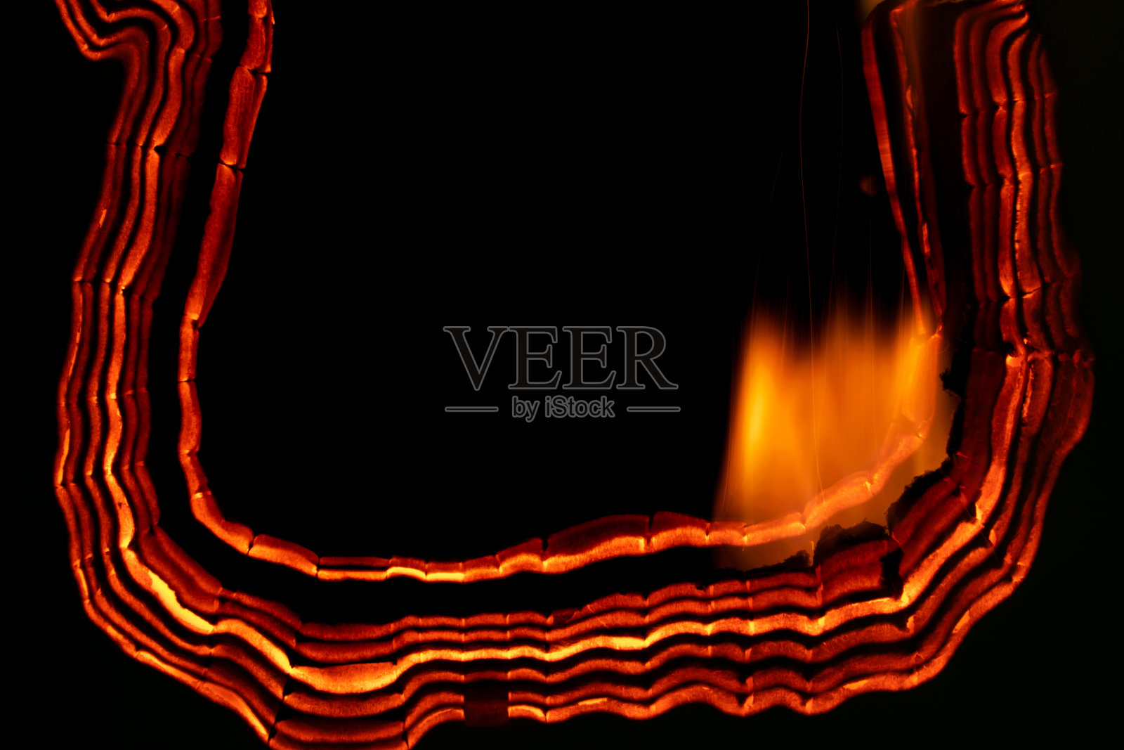 燃烧的纸，在黑色背景上发光的纸边照片摄影图片