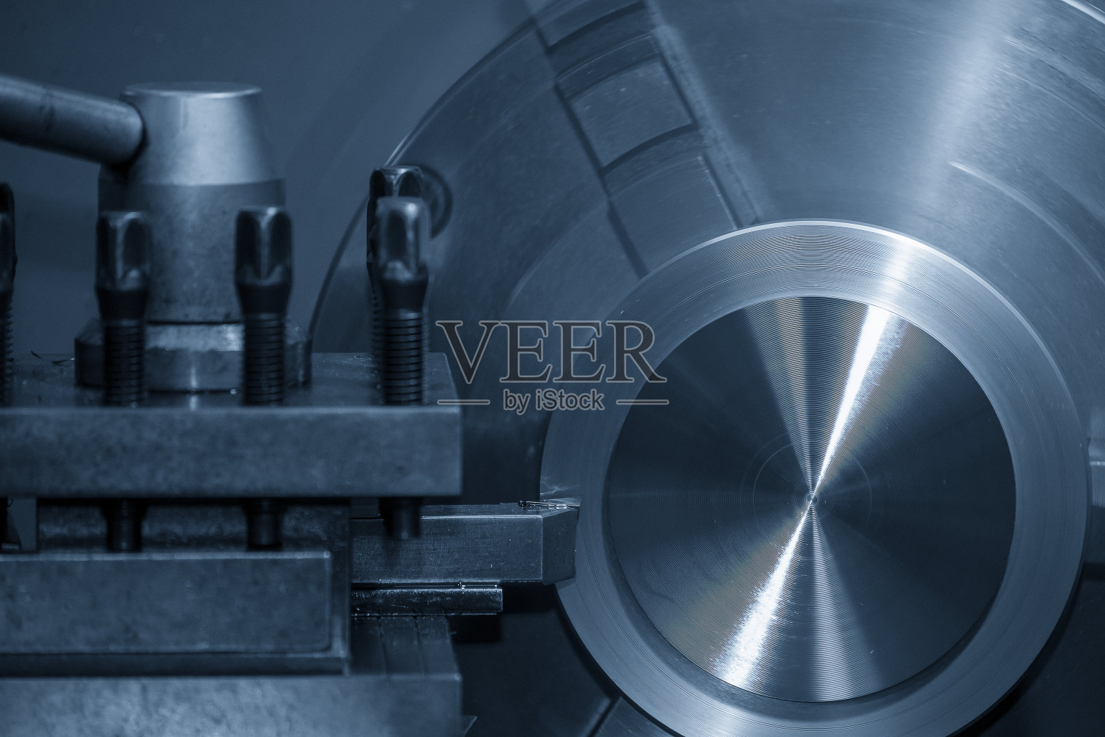 特写场景:车床用车床工具完成对黄铜零件的切割。照片摄影图片