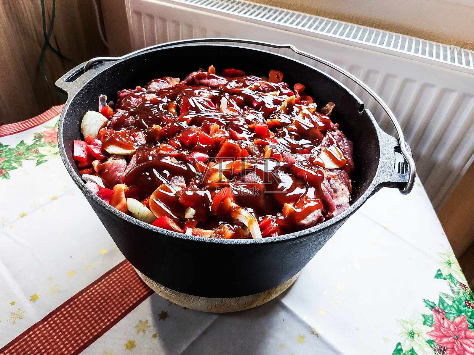 桌上的一盘肉已经准备好了照片摄影图片