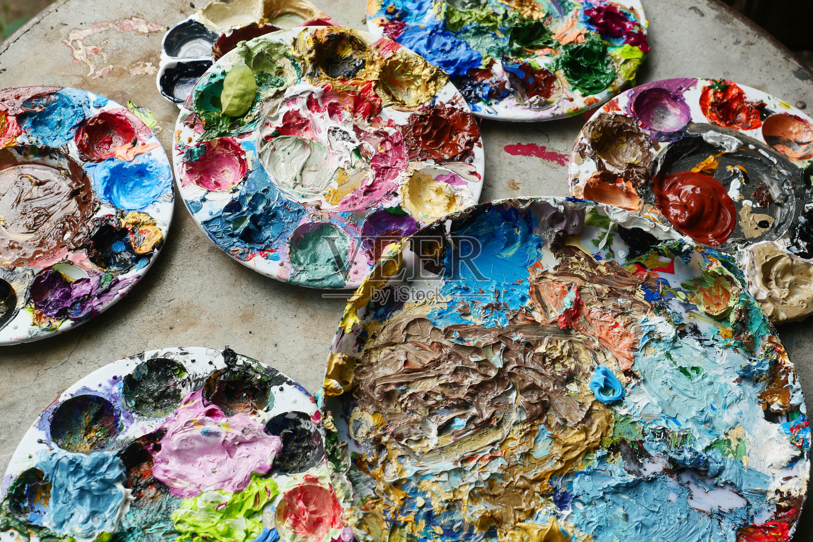 颜色油画调色板上的背景。照片摄影图片