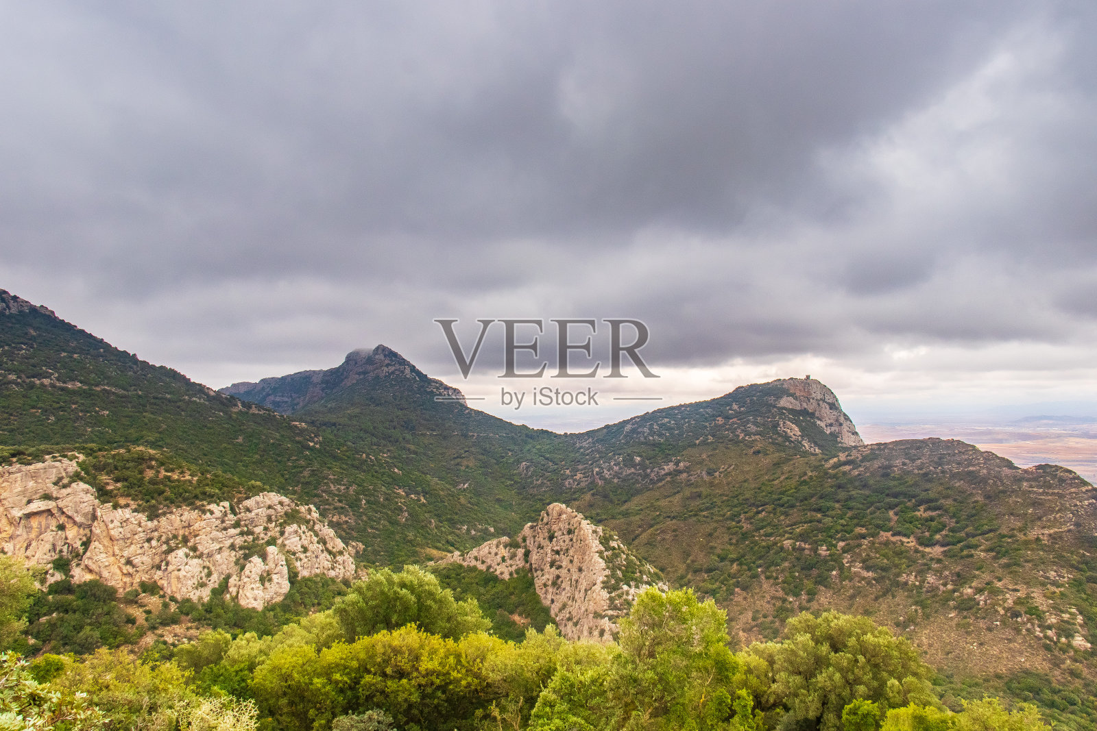 雄伟的Djebel Zaghouan山:突尼斯令人惊叹的山照片摄影图片