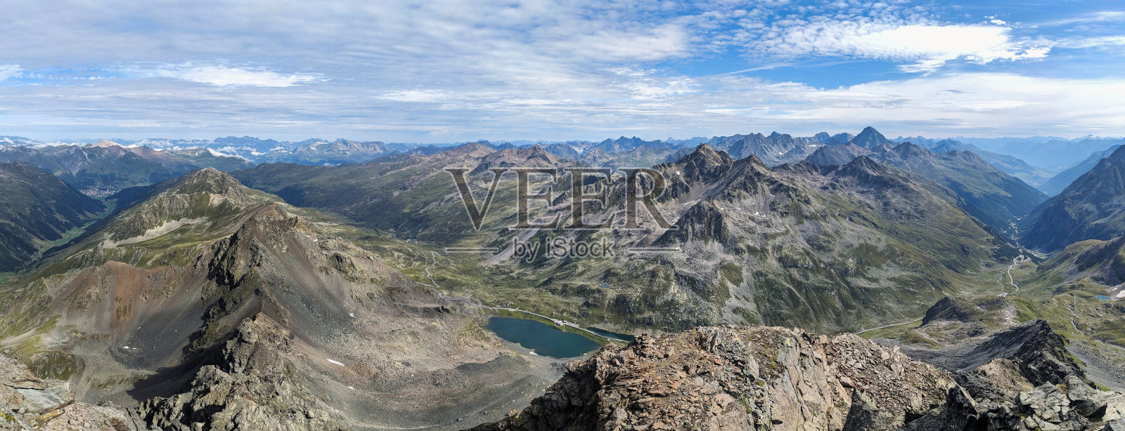 从施瓦茨霍恩的山脉全景，达沃斯克洛斯特斯山脉。从弗莱<s:1>埃拉山口徒步旅行。在格劳勃<s:1>恩登山脉漫游。高质量照片照片摄影图片