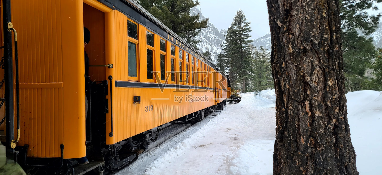 冬雪中机车蒸汽列车侧面照片摄影图片