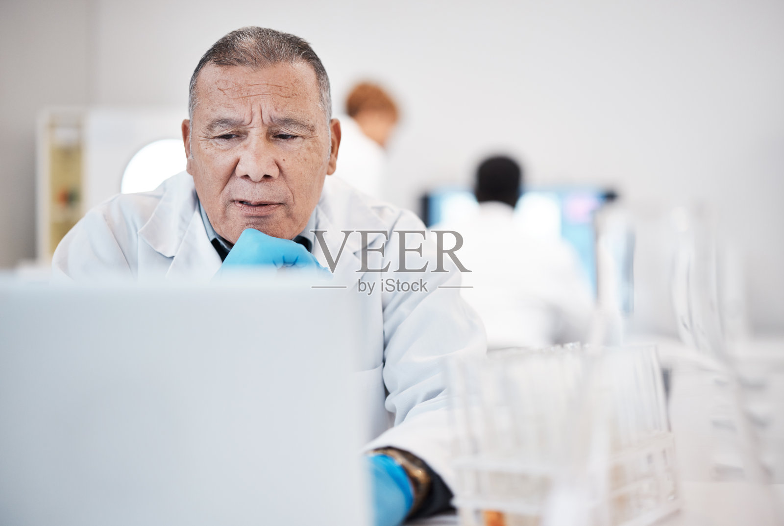 科学，笔记本电脑和高级男子专注，网上阅读和检查实验结果在实验室。研究，男性研究人员和科学家的设备，思考或更新样本的数据分析照片摄影图片