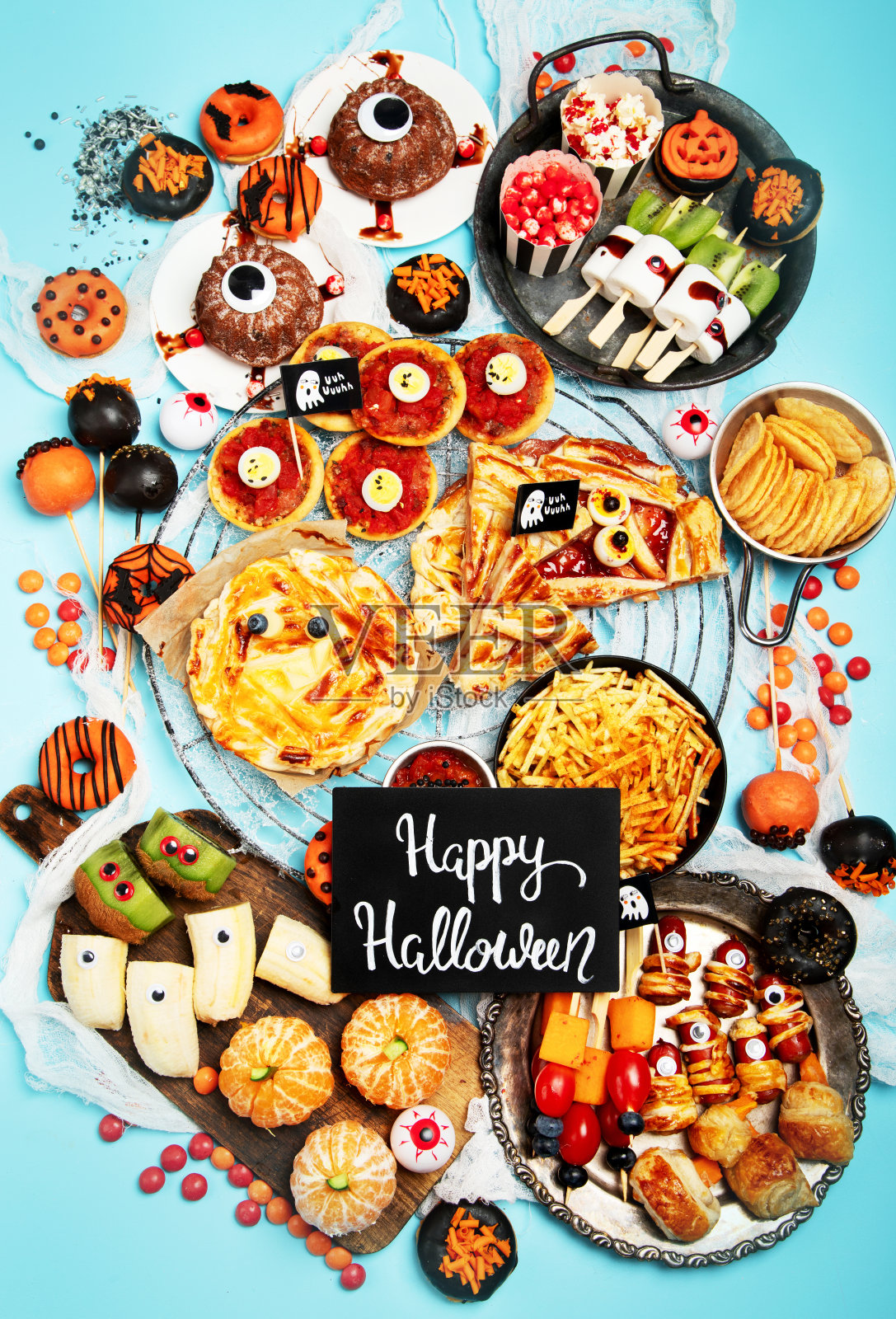 节日的万圣节自制食物。家庭晚餐。照片摄影图片