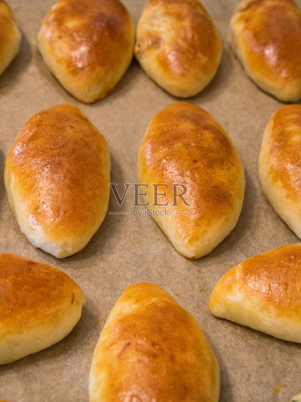 在盘子里放有馅料的酵母面团馅饼。照片摄影图片