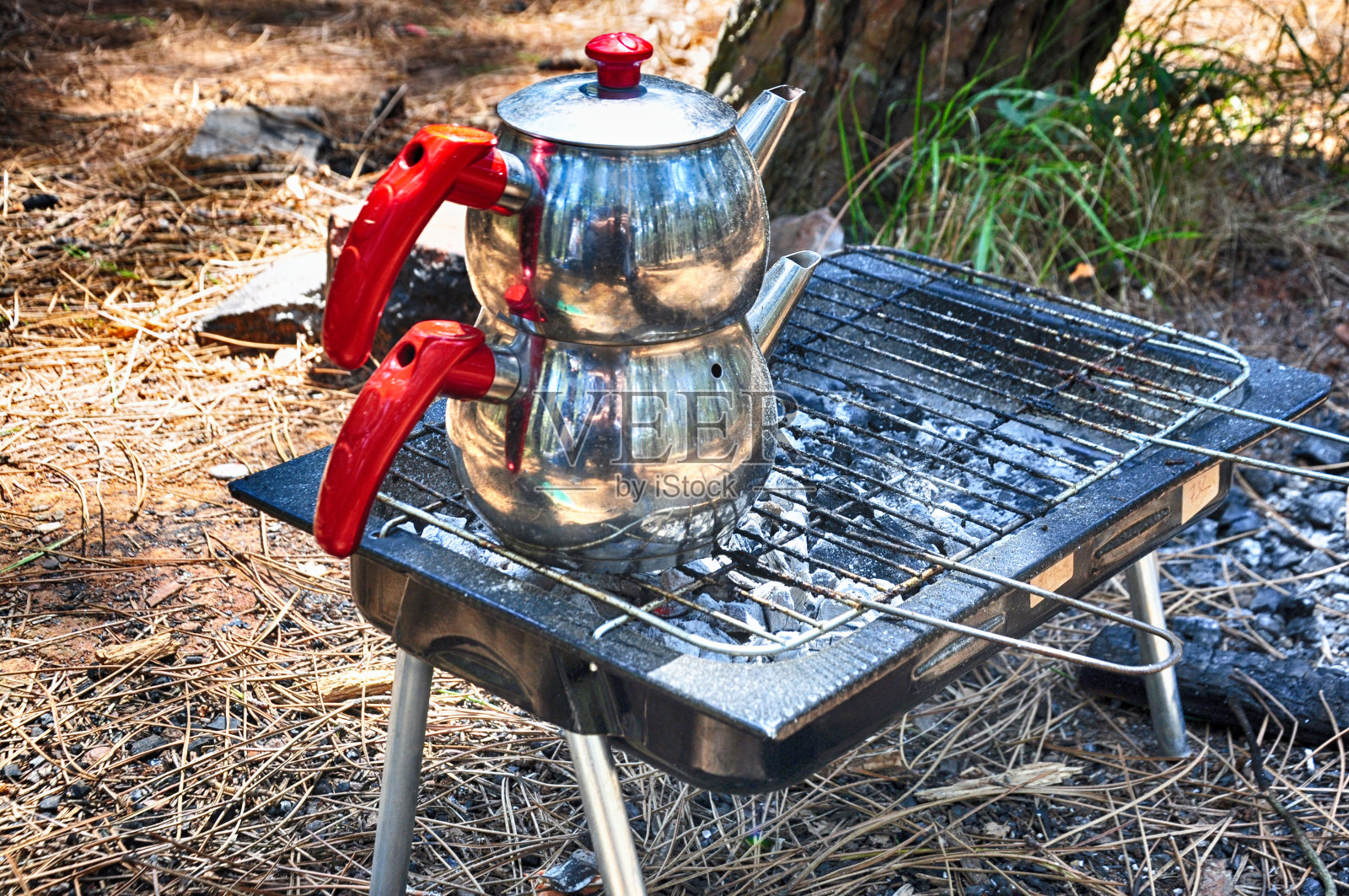烤架上的土耳其茶壶。照片摄影图片