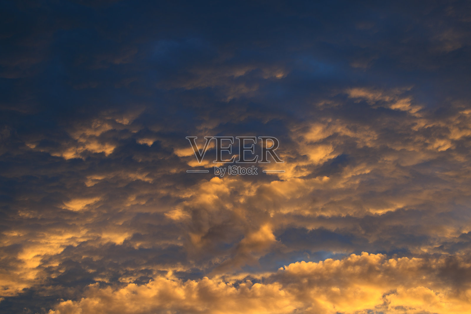 壮观的日出映衬着天空照片摄影图片