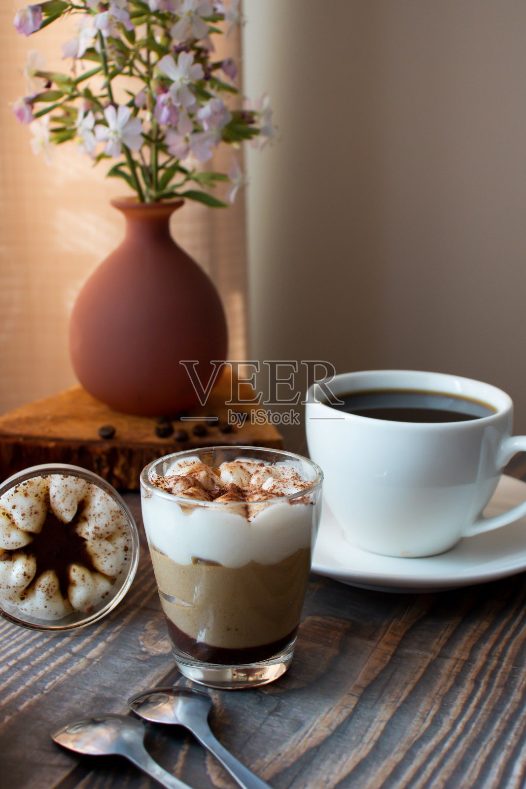 咖啡饮料。在木制背景上。早....照片摄影图片