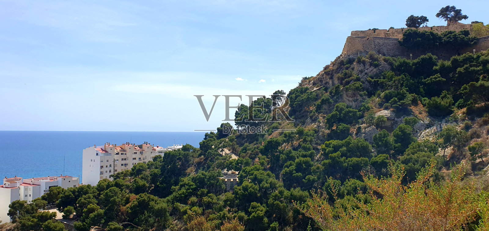 西班牙阿利坎特市俯瞰大海的全景图。从山上俯瞰地中海。西班牙城市阿利坎特。西班牙的旅游业。西班牙的山脉。照片摄影图片