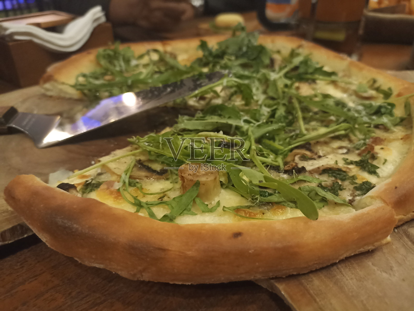 蔬菜披萨配新鲜的绿色芝麻菜。照片摄影图片