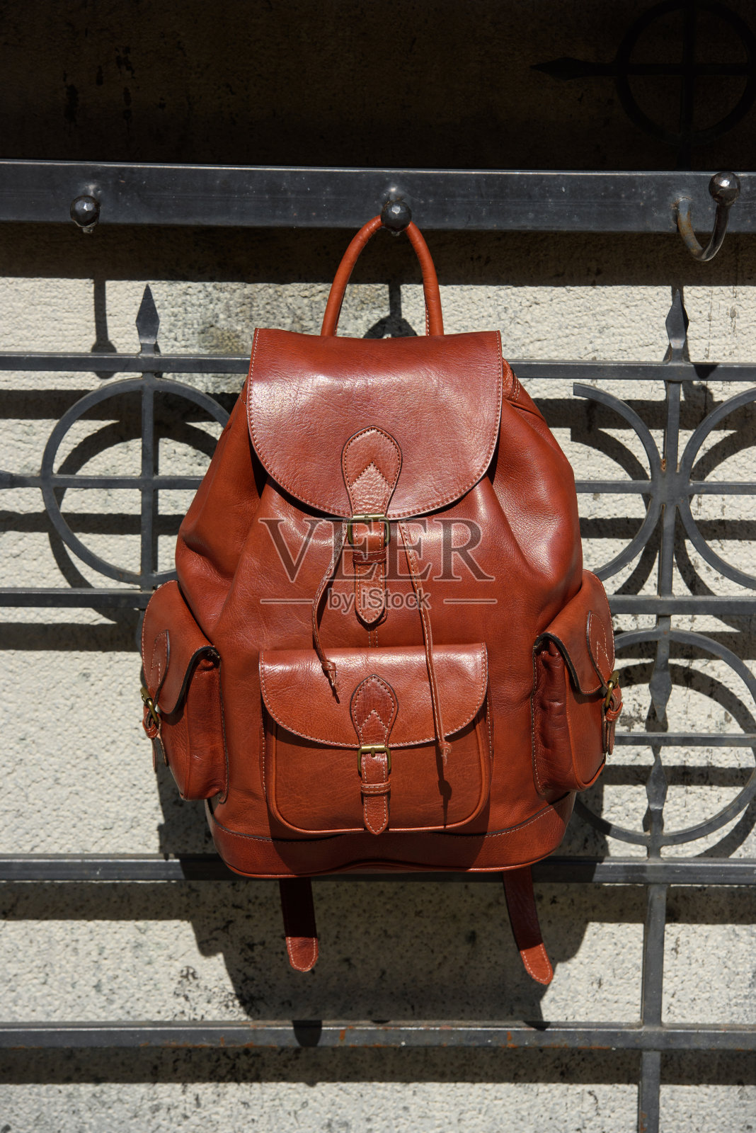 皮革栗色背包。背包为旅行者和学生照片摄影图片