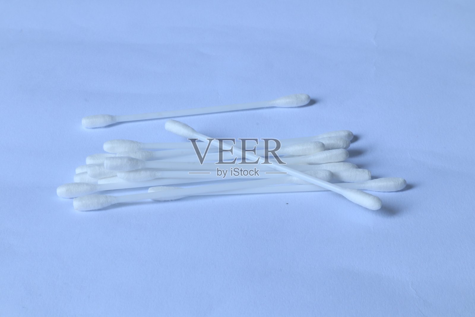 白色棉签被隔离在白色背景上照片摄影图片