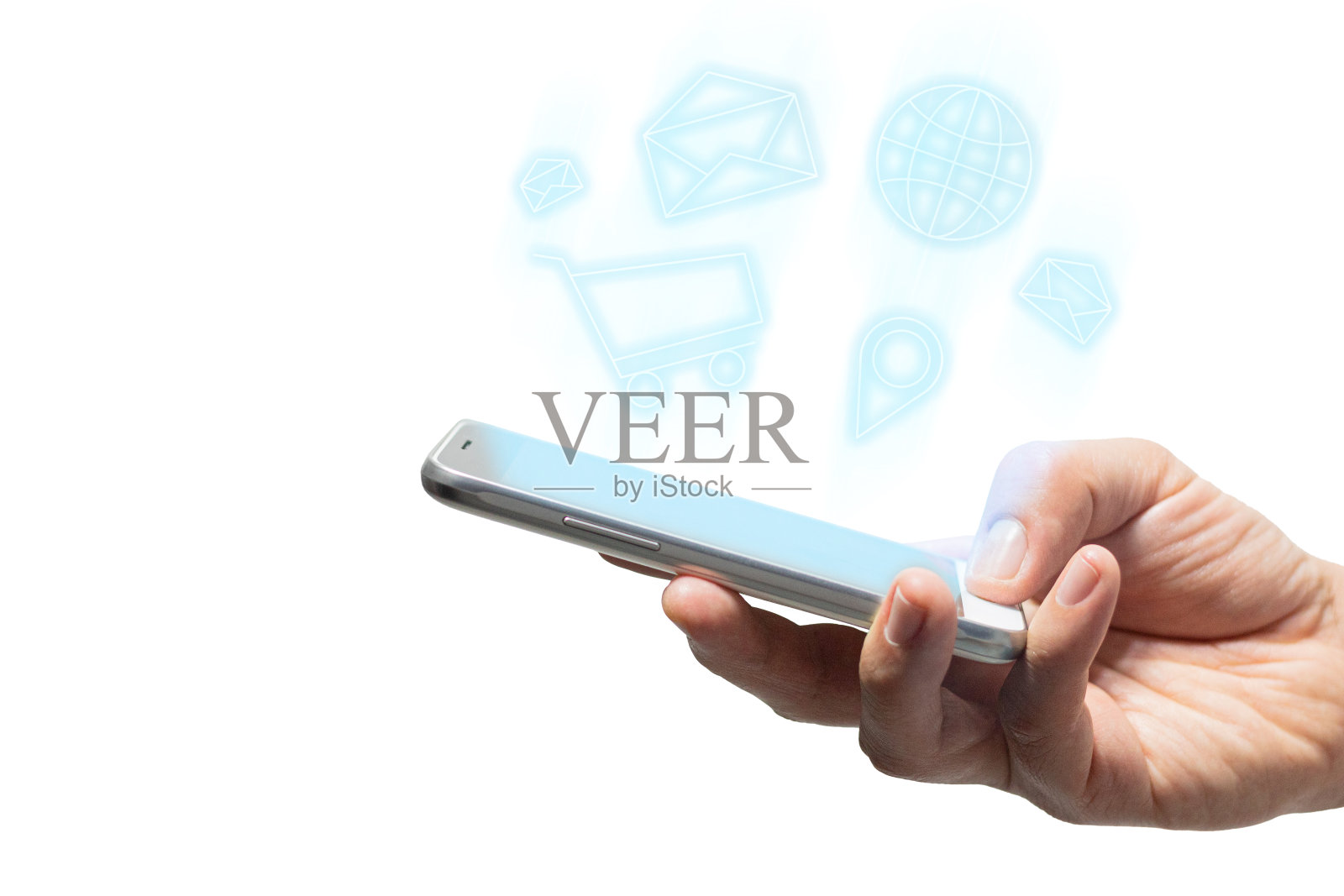 男人用智能手机在线购物，购物车的图标，位置pin，世界和信息从手机屏幕出来。白色背景。照片摄影图片