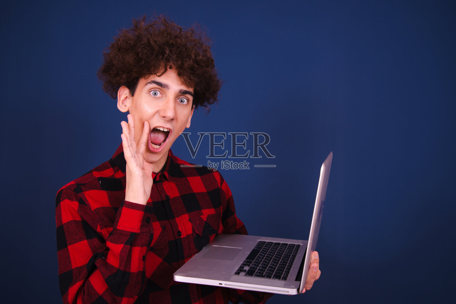 在摄影棚里摆姿势的有趣的情绪化的家伙。照片摄影图片