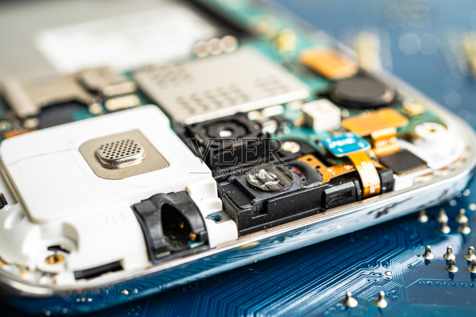 维修和升级手机，电子，电脑硬件和技术理念。照片摄影图片