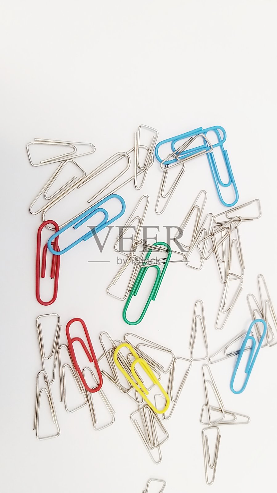 多色回形针孤立在一个白色的背景照片摄影图片