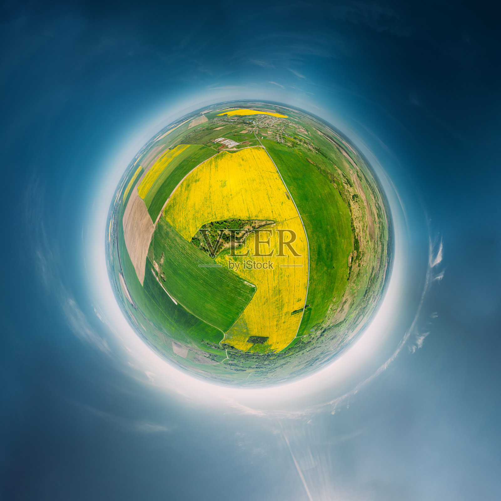 鸟瞰图绿色乡村农村黄色油菜籽田草地景观阳光明媚的春日。从高处俯瞰美丽的欧洲大自然。小行星概念照片摄影图片