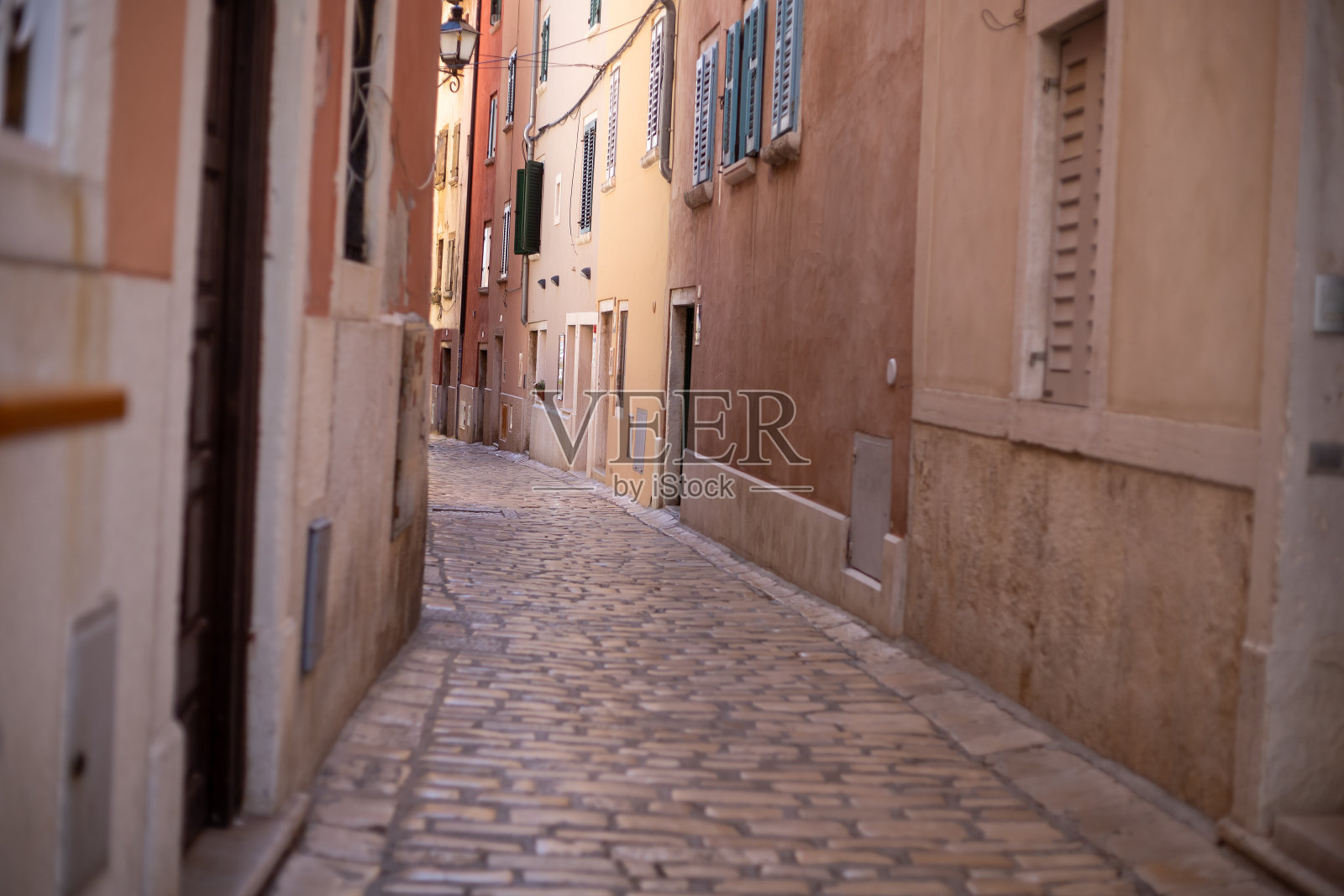 克罗地亚罗维尼的鹅卵石街道照片摄影图片