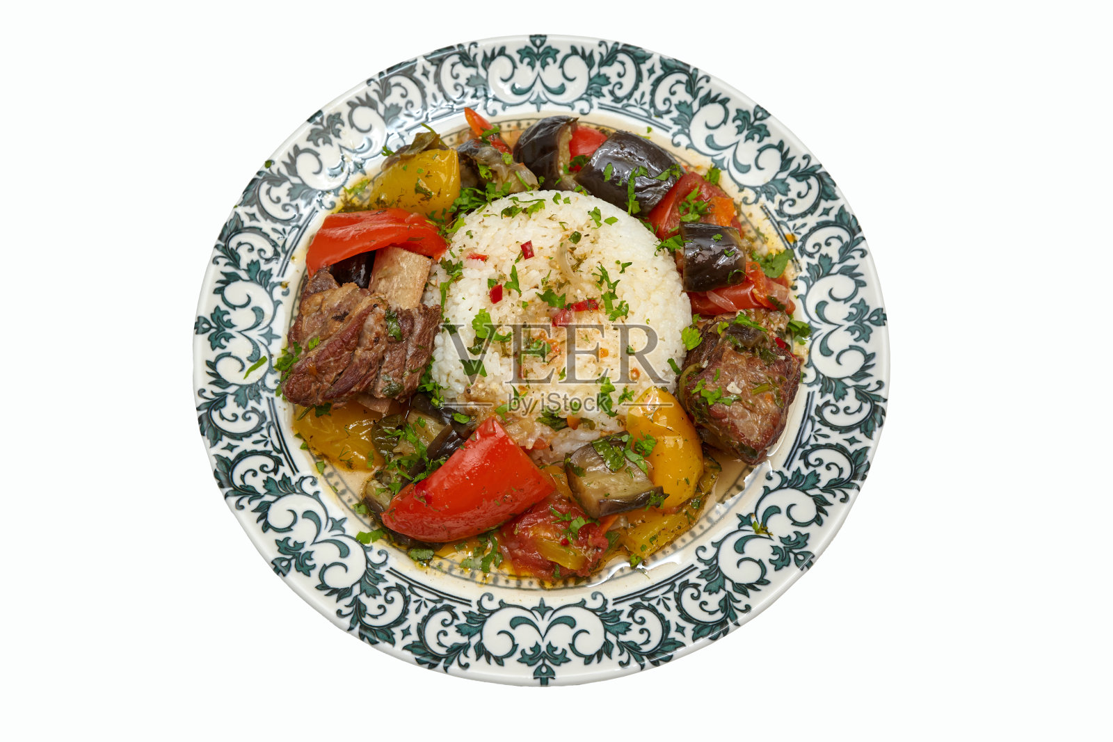 在白色背景上用盘子炖菜和米饭照片摄影图片