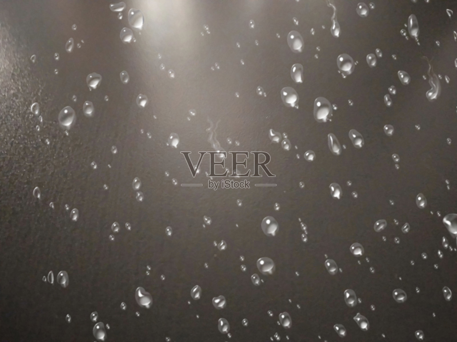 夜里雨倾盆而下，灯光却亮了。照片摄影图片