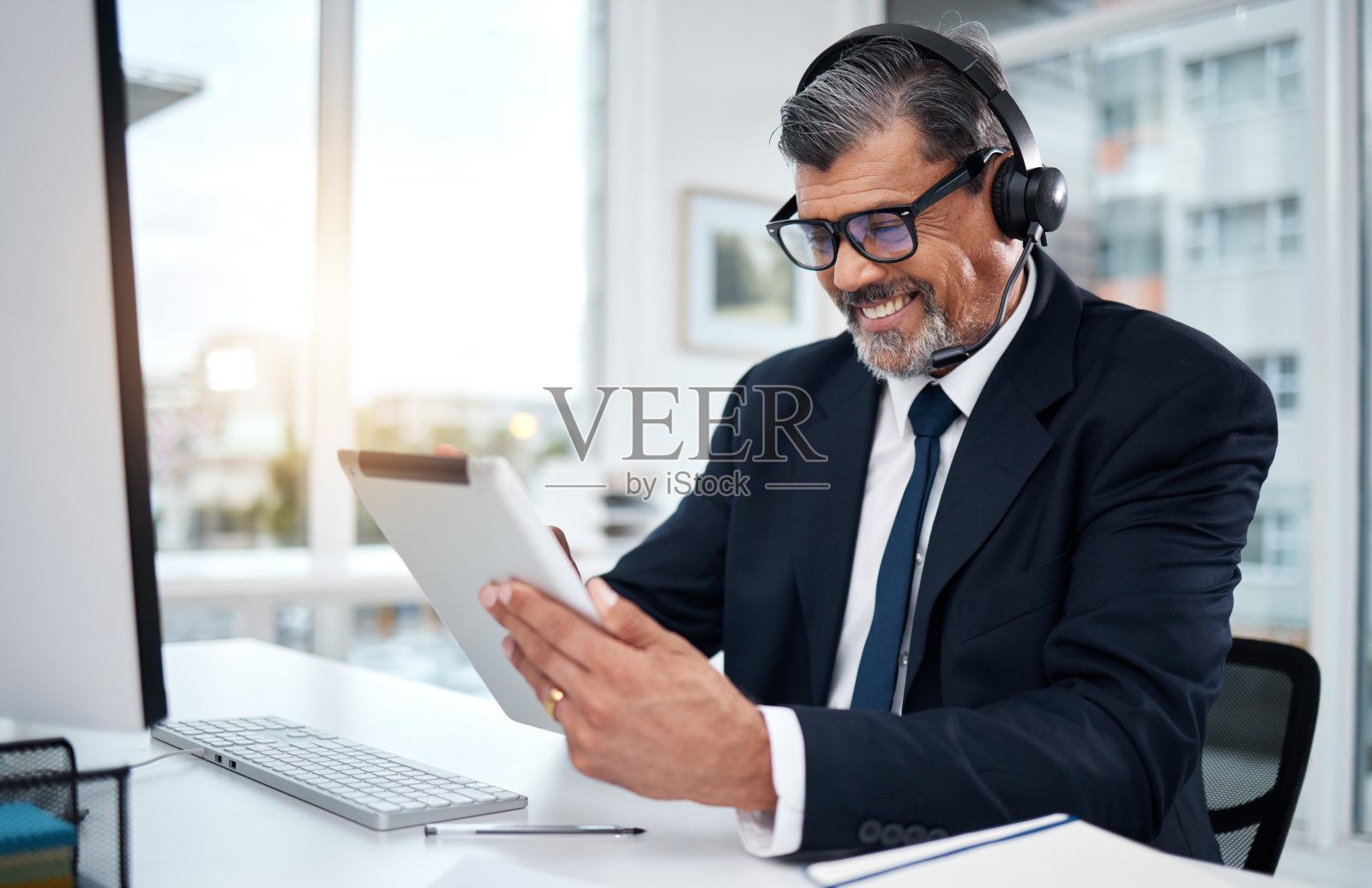 平板电脑，呼叫中心和成熟的办公室人员为客户服务，支持和crm电子邮件。微笑，技术和专业，销售代理或顾问在互联网上的电话营销研究照片摄影图片