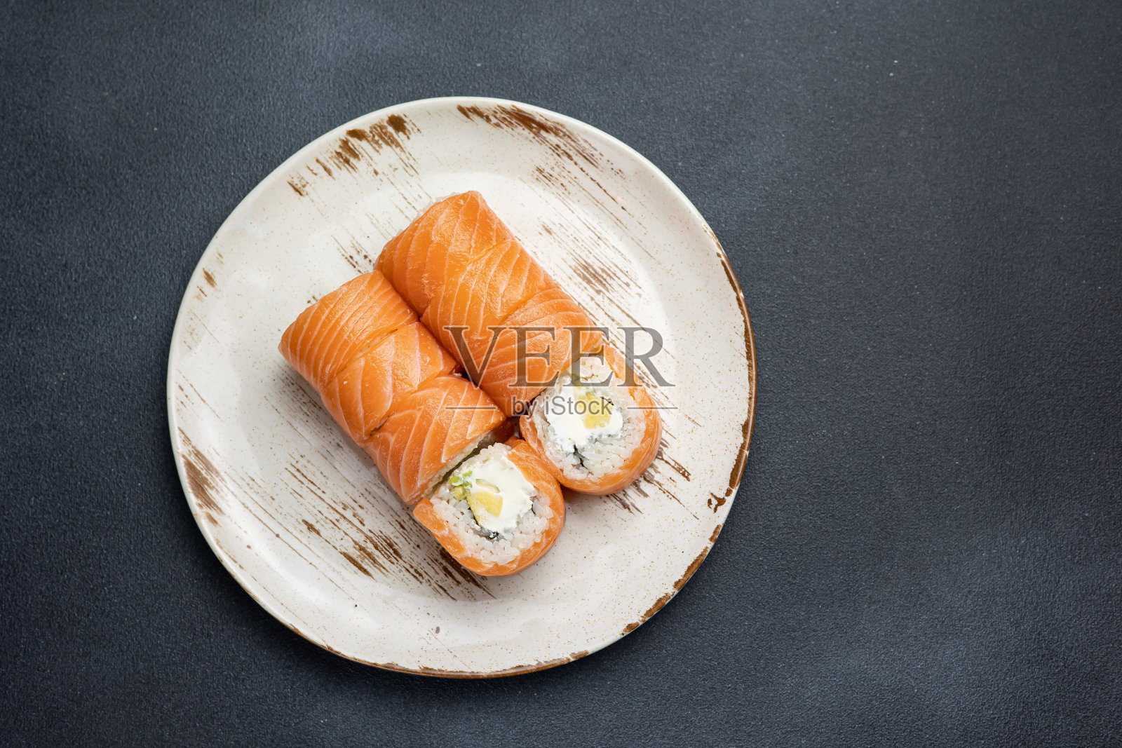 美味的三文鱼卷，日本料理。照片摄影图片