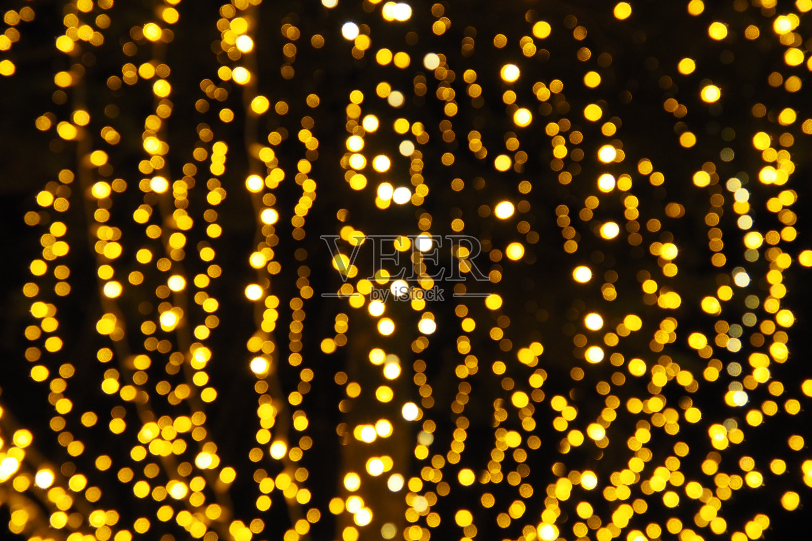 散景集锦。金色和黄色在黑暗中闪烁。节日的背景。散焦模糊。装饰城市街道。许多黄色的球。许多黄色、白色和橙色的圆圈照片摄影图片