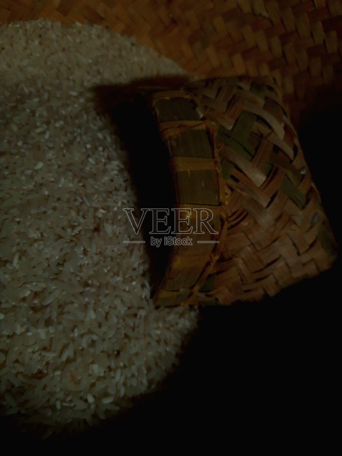 最好的质量大米在传统的竹篮照片摄影图片