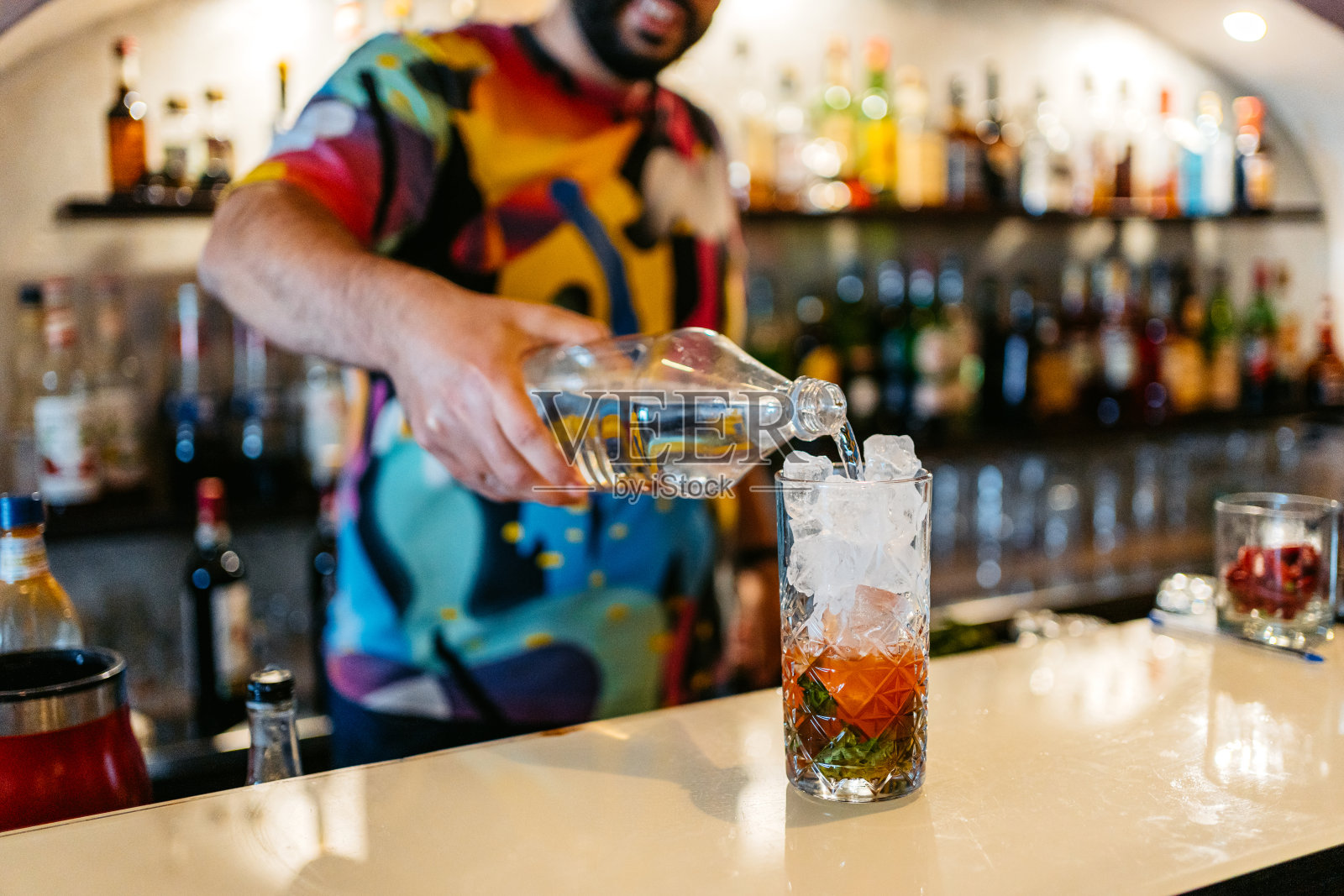 在马耳他的酒吧里，调酒师在调制鸡尾酒照片摄影图片