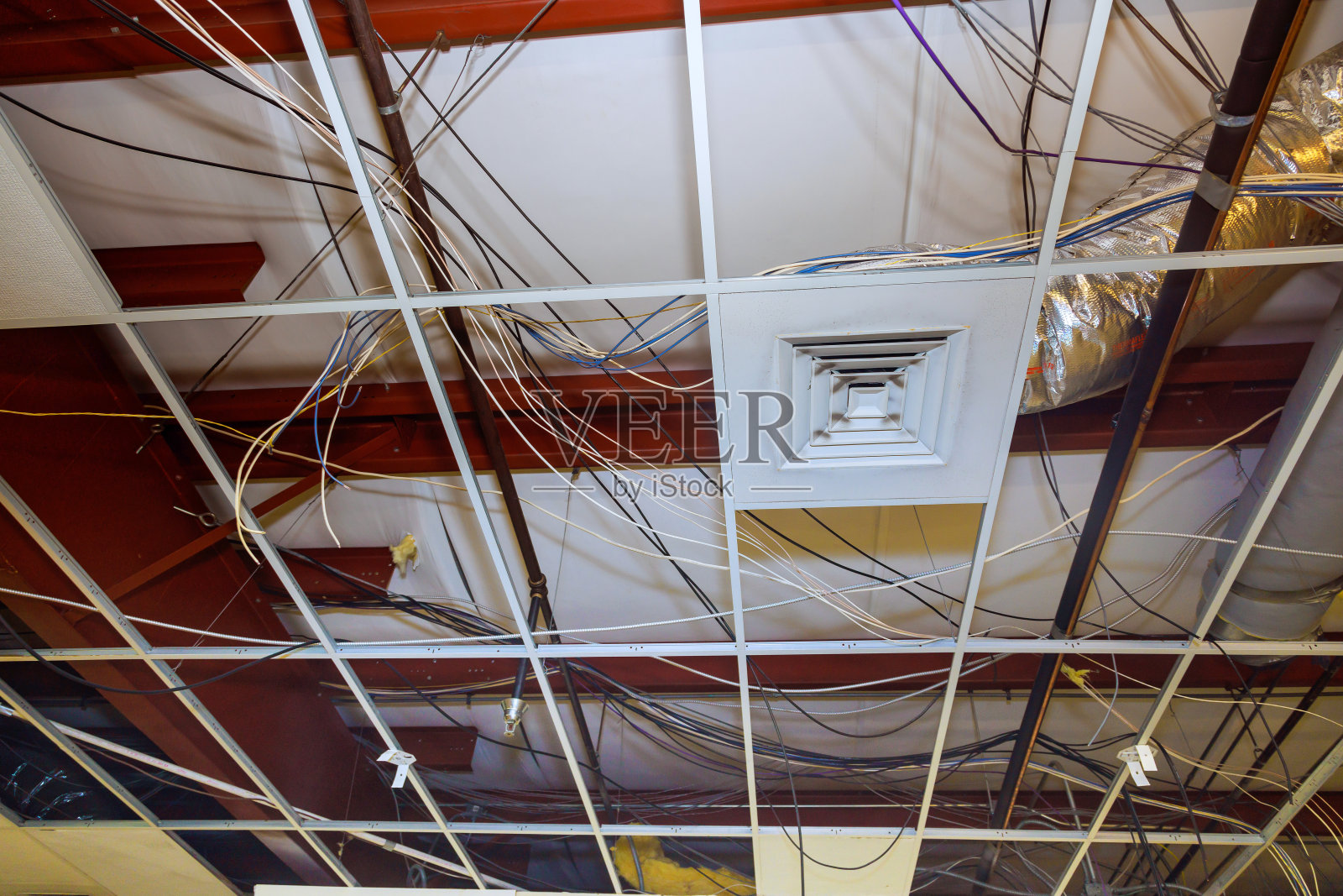 内部建筑物的重建包括吊顶工程和拆除建筑综合体内的旧吊顶。照片摄影图片